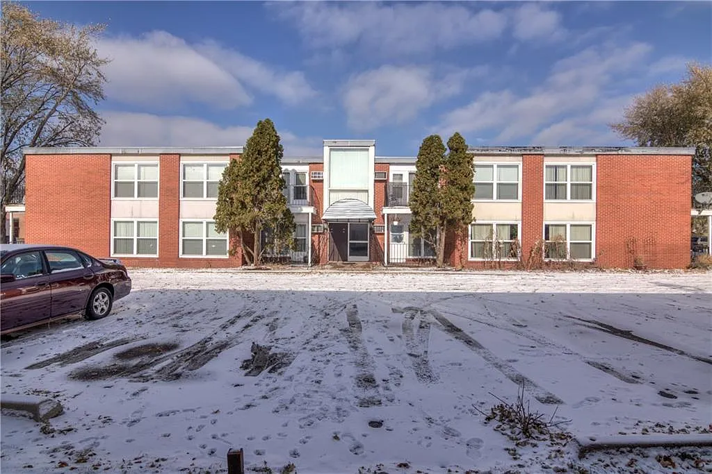 Building Photo - 2713 Thomas Dr #E202