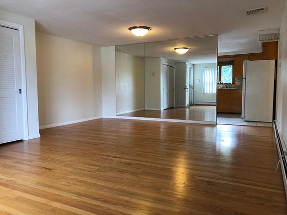 3rd image of 560 Oaklawn Ave