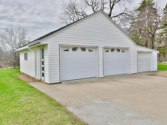 4th image of 140 1st Ave N