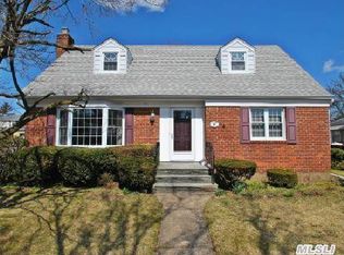 37 Lahey St, New Hyde Park, NY 11040