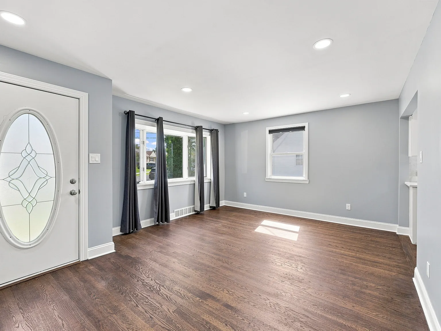 3 bed, 1290 sqft, $2,900 — Photo 2