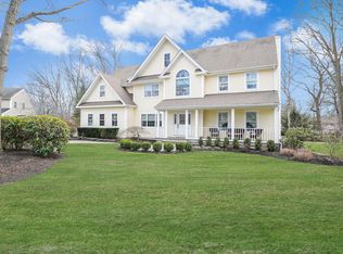 7 Pine St, Commack, NY 11725
