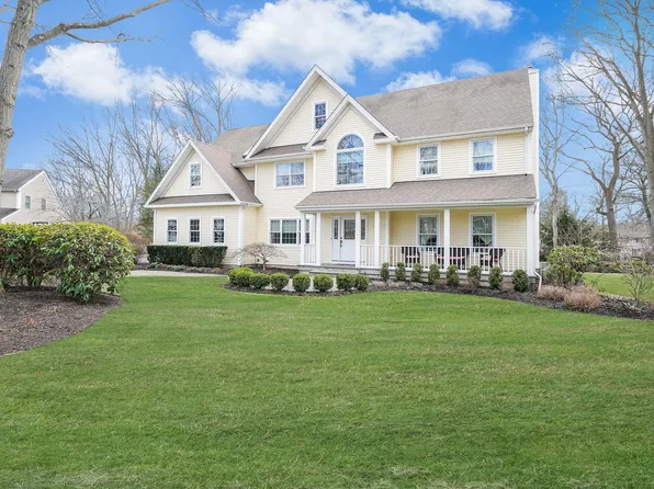 7 Pine Street, Commack, NY 11725