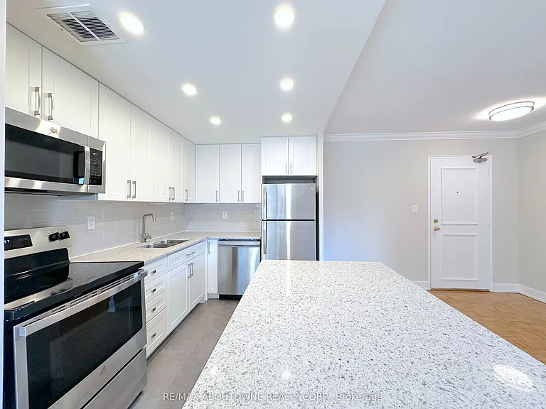 135 Allan St #504 — Photo 4