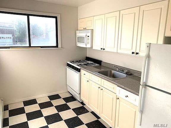 2nd image of 8 Island Pkwy APT 3A