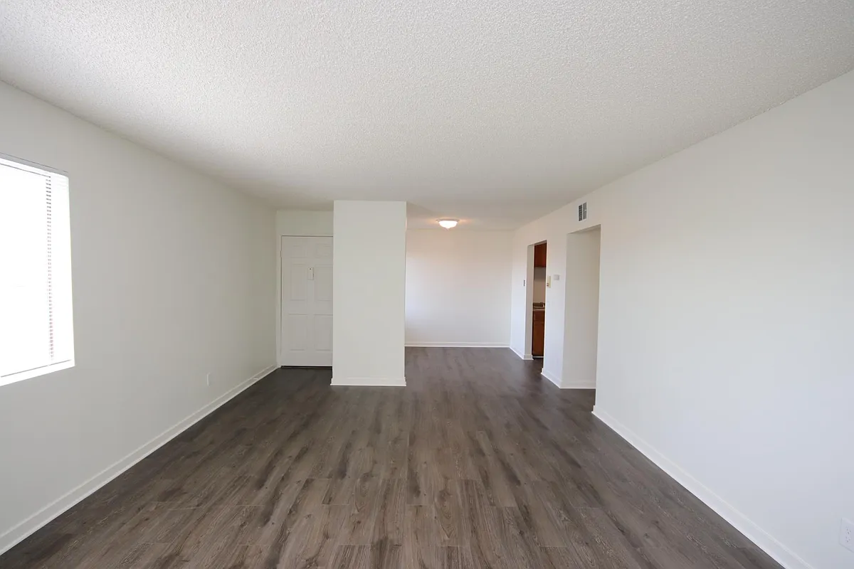 Building Photo - 1310 E Acacia Ave #205