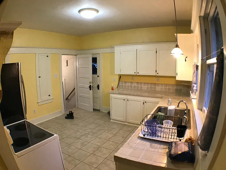 Spacious kitchen!
