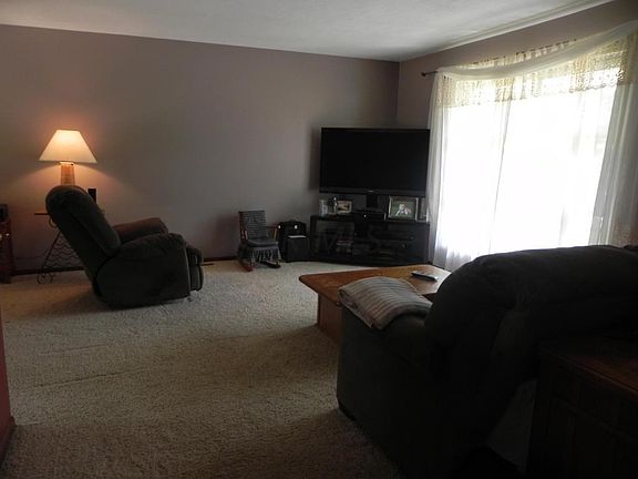 4th image of 648 Canterbury Ct