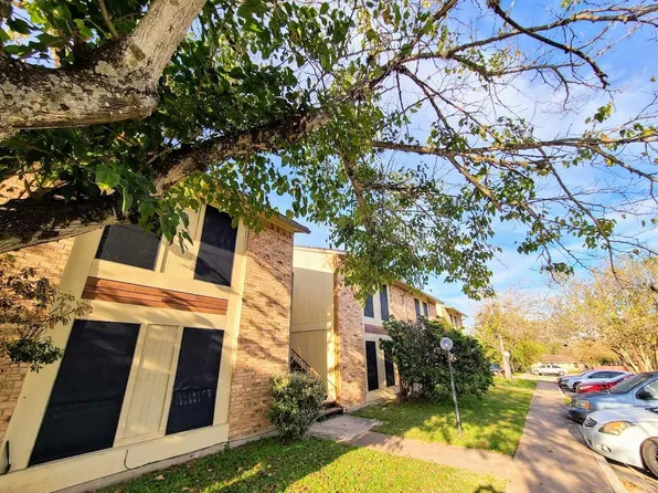 1300 N College St, Gonzales, TX 78629