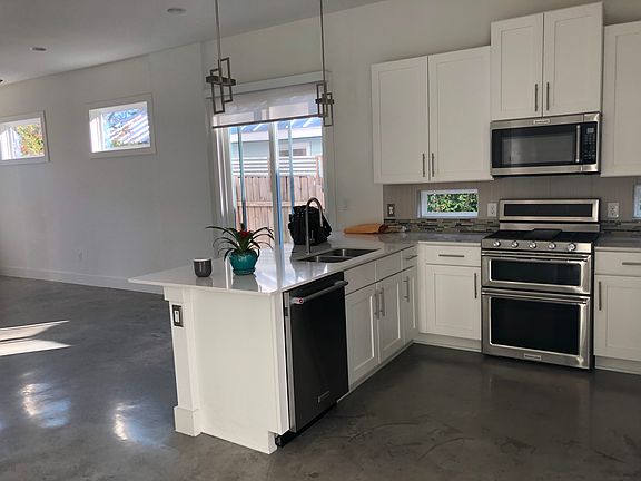 3rd image of 2203 Willow St Unit A