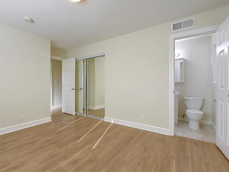 2448 Whitethorne Dr — Photo 21