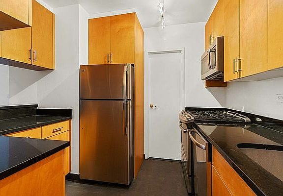 5th image of 200 E 72nd St APT 17F