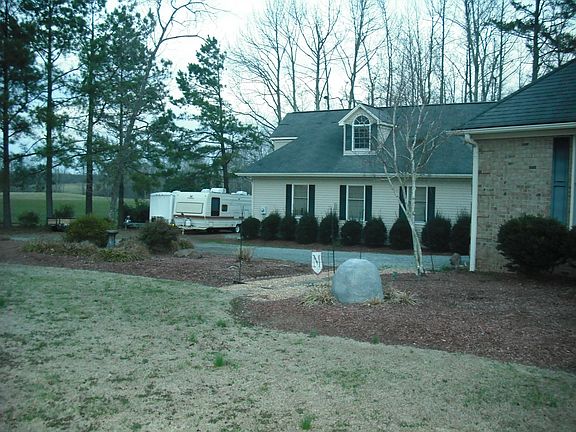 view of detached garage/apt