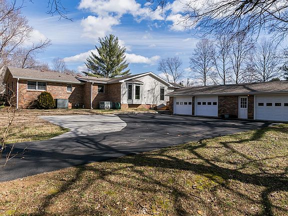3rd image of 100 Plainview Dr