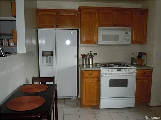 4th image of 7730 Powers Ct