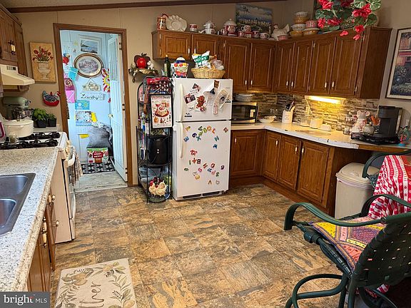 3rd image of 215 Longwood Ct W