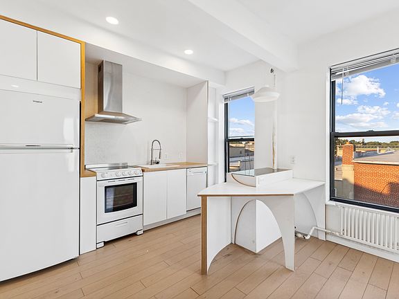 3rd image of 559 17th St APT 3R