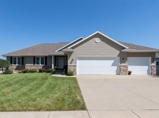 419 Sunset Dr, Fairfax, IA 52228