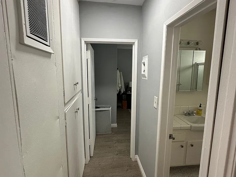 2150 N Beachwood Dr #7 — Photo 2