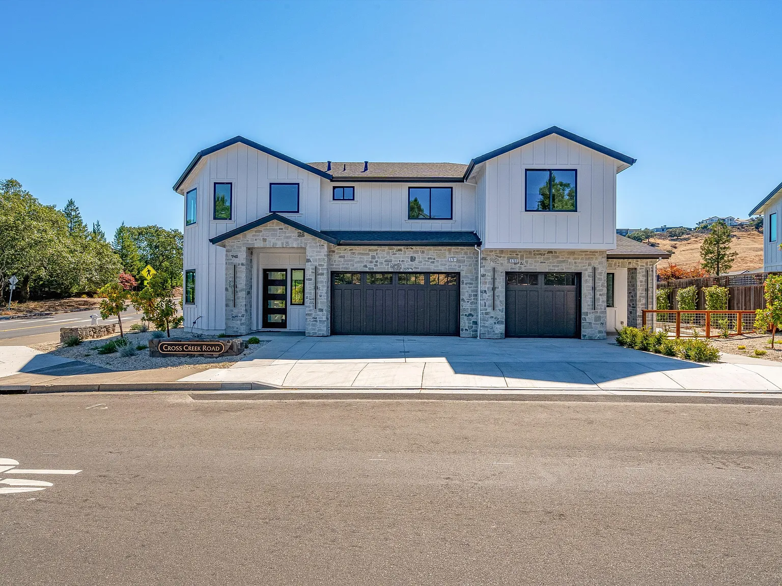4 bed, 2.5 bath, 2270 sqft, $6,500 — Photo 2