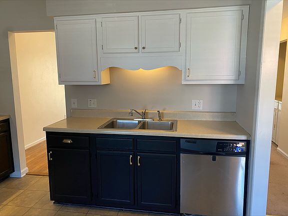 Kitchen. Disposal. Dishwasher.