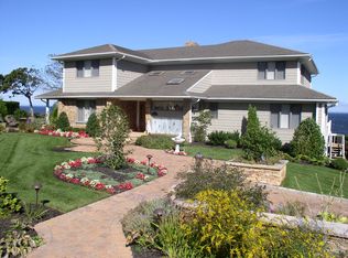 12 Bluffview Ct, Miller Place, NY 11764