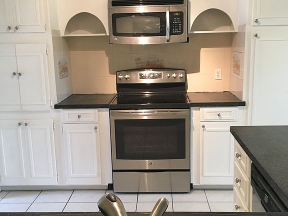 3rd image of 1261 Hillcrest Dr