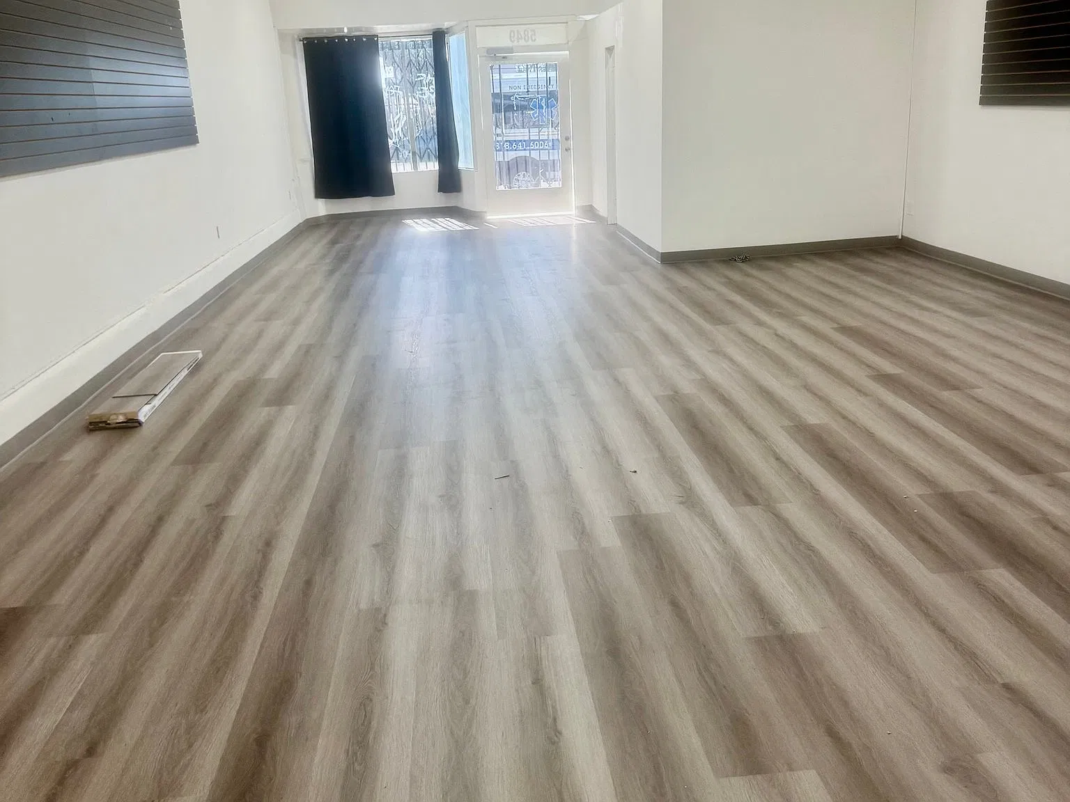 Its retail store 1000 sq with for parking behind — Photo 1