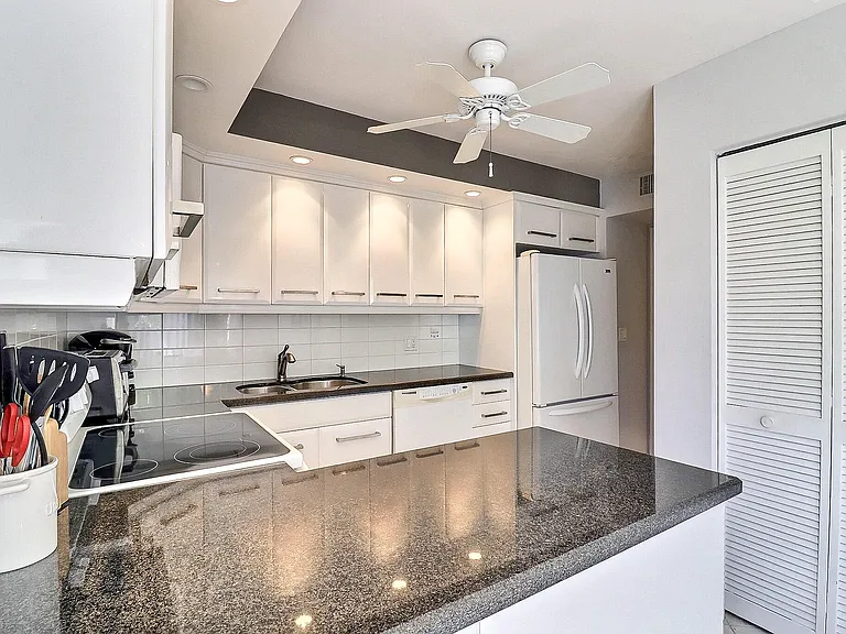 5172 Fountains Dr S — Photo 4