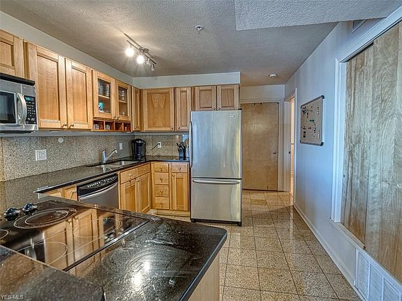 5th image of 2222 Detroit Ave APT 607