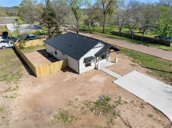 502 10th St W, Hearne, TX 77859