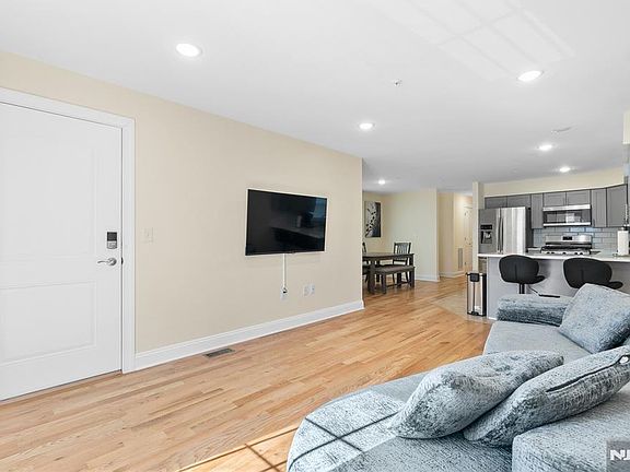 4th image of 337 13th Ave