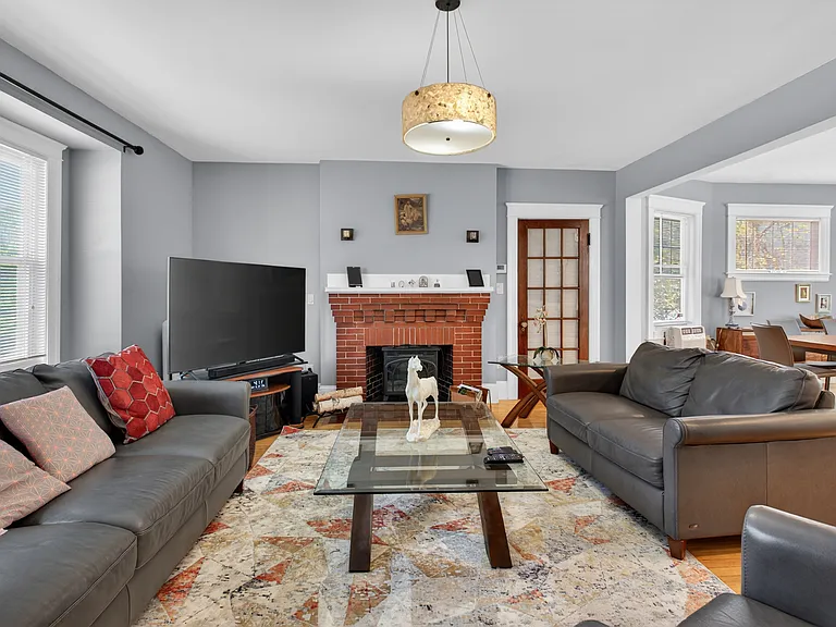 962 Pleasant St — Photo 4