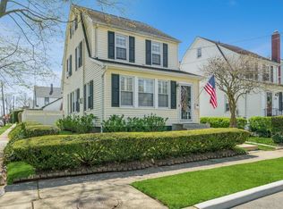92 Cornell St, Williston Park, NY 11596