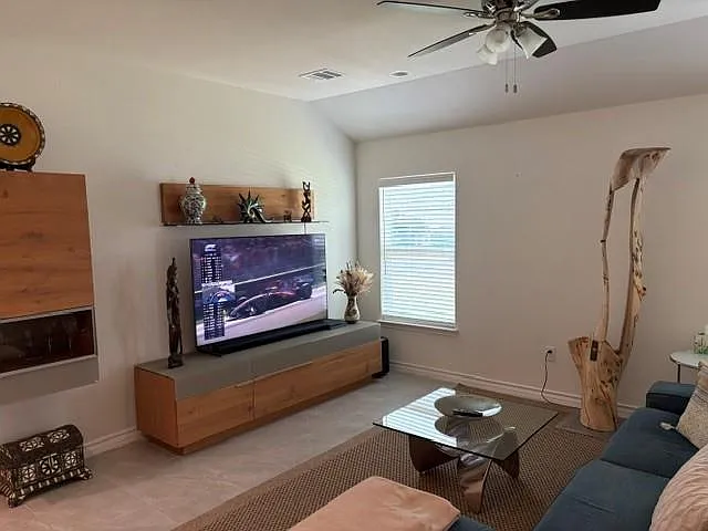 4 bed, 2.0 bath, 1784 sqft, $2,275 — Photo 3