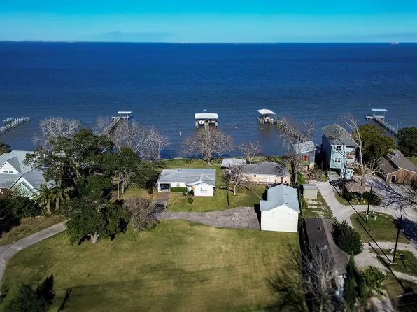 3635 Bayshore Dr, Bacliff, TX 77518