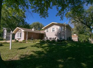 550 Avondale Ln, Hoffman Estates, IL 60169