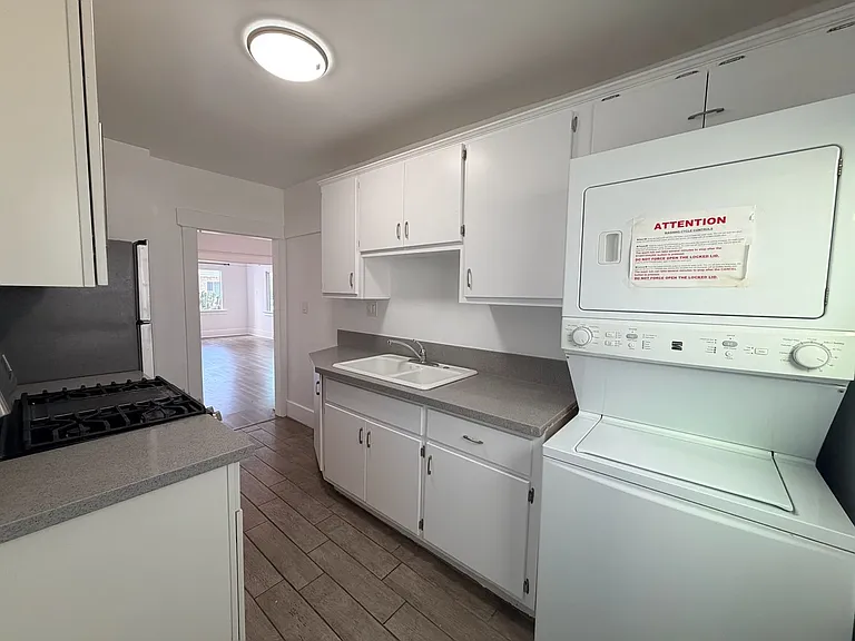 1027 E 2nd St — Photo 16
