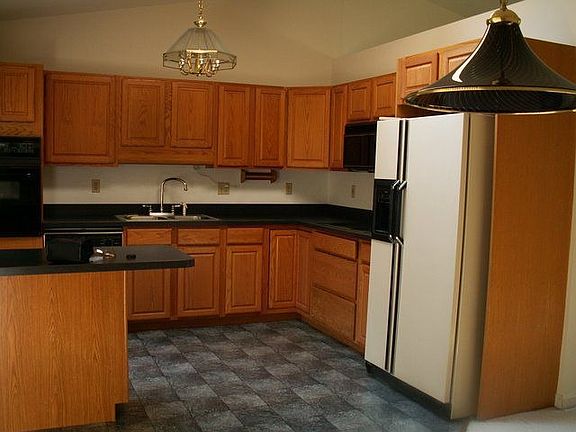Spacious Kitchen/Vaulted Ceilings