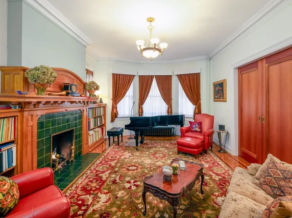 895 Summit Avenue image 4 of 22