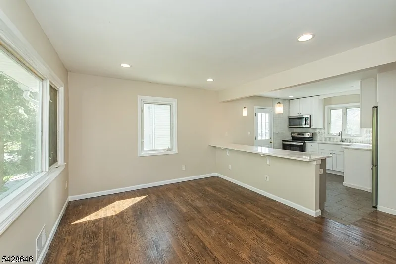4 bed, 3.0 bath, 1341 sqft, $3,450 — Photo 4