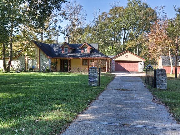 Long drive gives you a nice set back from the road and plenty of privacy.