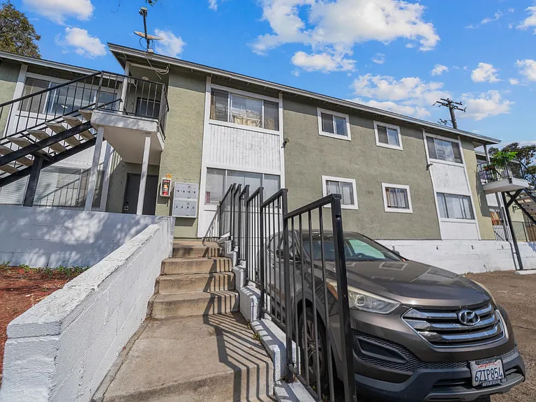 3805 Winona Ave #5 — Photo 6