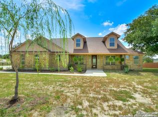 136 Abrego Lake Dr, Floresville, TX 78114