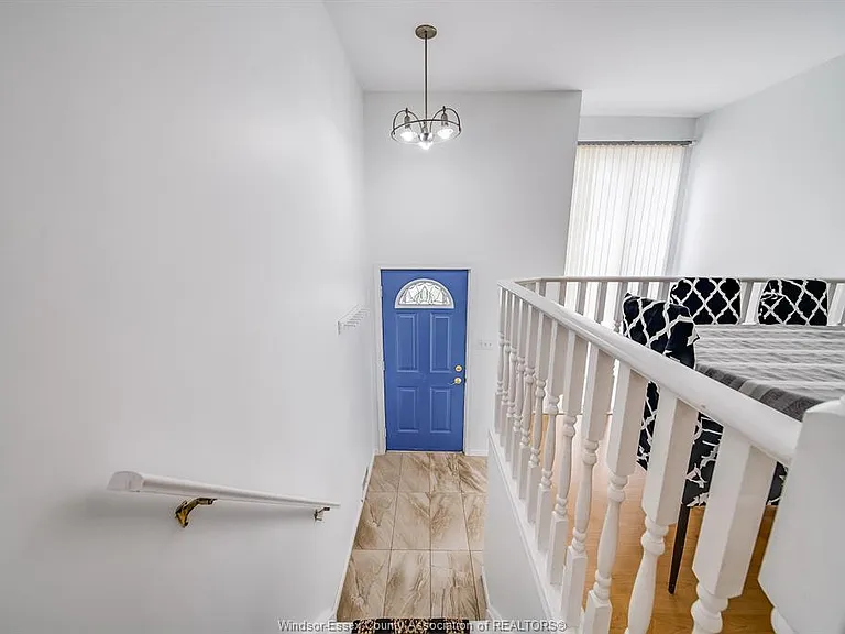 1425 Mickaila Cres — Photo 3