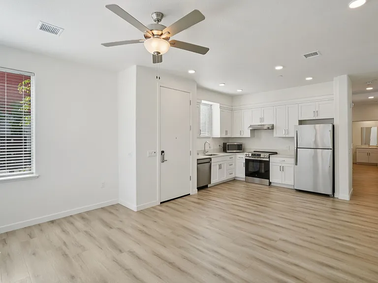 T20 Lofts — Photo 39