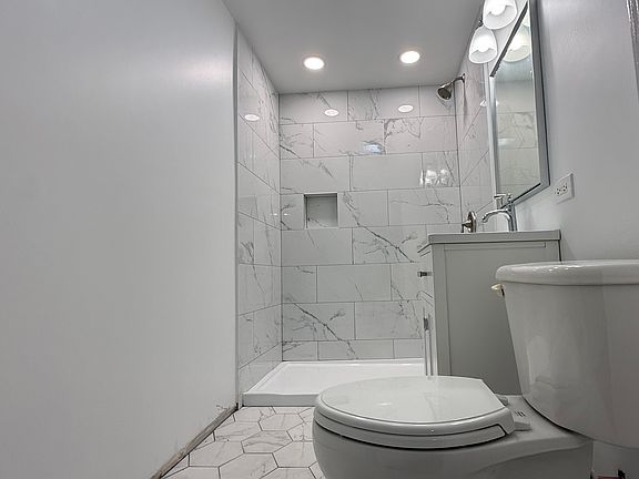 5th image of 725 W Melrose St #1