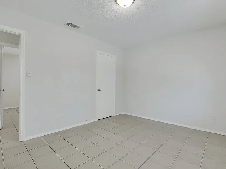 423 Edgewater Rd — Photo 16