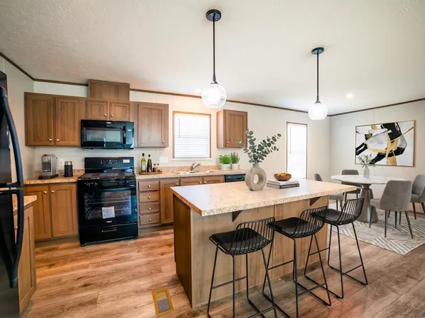 11 Durwood Ln, Hastings, NE 68901