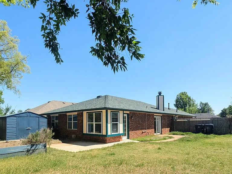 1005 Valley Ct — Photo 12